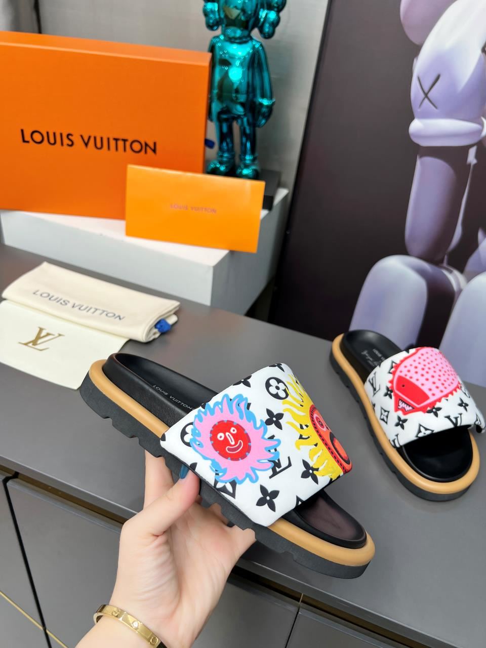 Louis Vuitton Slippers